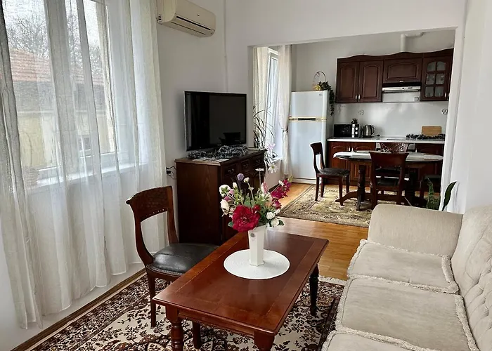 опера. стил и комфорт. идеален център. * Warna